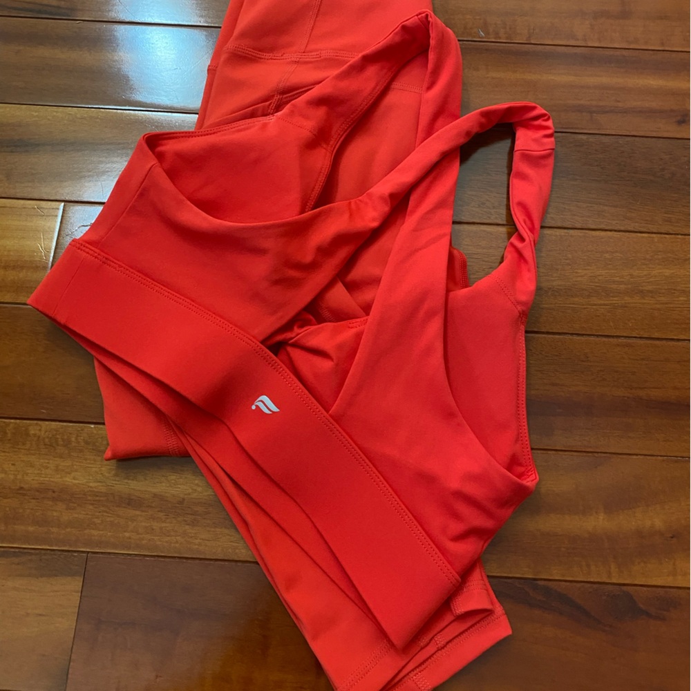 Fabletics Workout Set - Picture 2 of 5